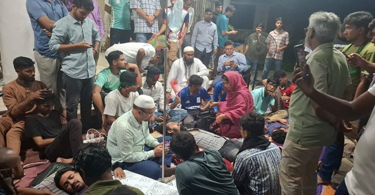 বেরোবি ছাত্র সংসদ নির্বাচনের দাবিতে আমরণ অনশন, অসুস্থ ৪ শিক্ষার্থী